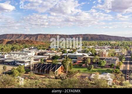 Blick auf Alice Springs Township von Anzac Hill. Berge MacDonnell Ranges in der Nähe der Stadt. Häuser, Schule und Lagerhallen. Alice Springs, Stuart h. Stockfoto