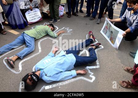 AktivistInnen treten während der Ausstellung auf und performing Art Performance on Die Straße, um gegen Kreuzfeuer zu protestieren, wie sie markieren 31 Gründungsjubiläum Stockfoto