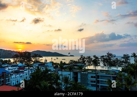 Landschaftsansicht des Sonnenuntergangs über der Andamanensee, Patong Beach, Phuket, Thailand Stockfoto