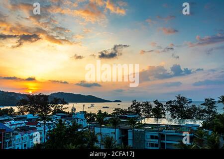 Landschaftsansicht des Sonnenuntergangs über der Andamanensee, Patong Beach, Phuket, Thailand Stockfoto