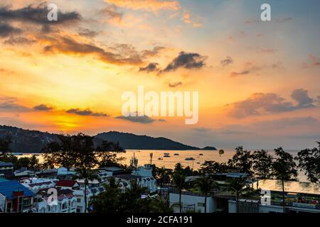 Landschaftsansicht des Sonnenuntergangs über der Andamanensee, Patong Beach, Phuket, Thailand Stockfoto
