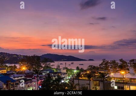 Landschaftsansicht des Sonnenuntergangs über der Andamanensee, Patong Beach, Phuket, Thailand Stockfoto