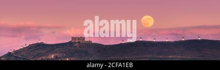 Von unten malerische Landschaft der verlassenen alten Festung auf der Oberseite Von Berg beleuchtet von Vollmond in der Nacht in Toledo Stockfoto