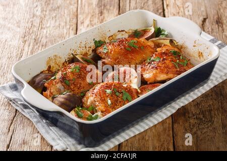 Rustikalen Stil Hähnchen Oberschenkel gebacken mit Feigen close-up in einer Auflaufform auf dem Tisch. Horizontal Stockfoto