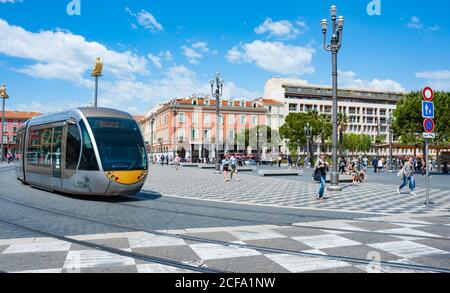 Nizza, Frankreich - 16. Mai 2015: Straßenbahn fährt durch den Place Massena in der Innenstadt von Nizza an der französischen Rivera Stockfoto