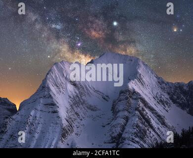 Tolle Aussicht auf die schneeweiße Bergkette in unglaublicher Nacht Sternenhimmel am Winterabend Stockfoto