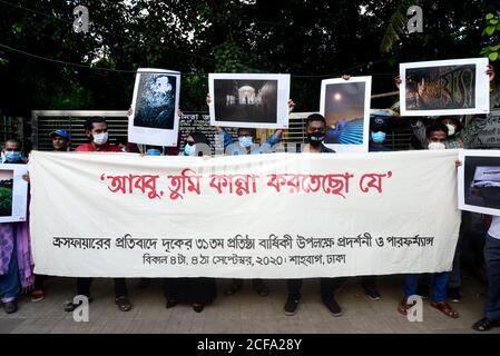 Activist hält Fotografien während der Ausstellung und Performing Art Performance Auf der Straße gegen Kreuzfeuer zu protestieren, wie sie Mark 31 Gründung EINER Stockfoto