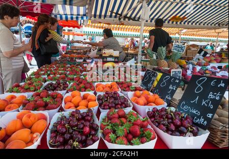 Nizza, Frankreich - 19. Mai 2015: Frisches Obst zum Verkauf auf dem berühmten Cours Saleya Markt in der Altstadt von Nizza, Frankreich Stockfoto