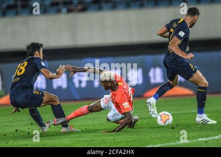 (200904) -- DALIAN, 4. September 2020 (Xinhua) -- Anderson Talisca (C) von Guangzhou Evergrande wird während der 9. Runde Spiel zwischen Guangzhou Evergrande und Guangzhou R&F bei der verschobenen Saison 2020 Chinese Football Association Super League (CSL) Dalian Division in Dalian, nordöstlich Chinas Liaoning Provinz, 4. September 2020 in Angriff genommen. (Xinhua/Pan Yulong) Stockfoto