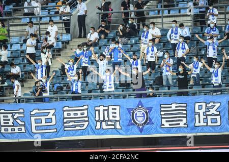 (200904) -- DALIAN, 4. September 2020 (Xinhua) -- Fans von Guangzhou R&F jubeln für das Team während der 9. Runde Spiel zwischen Guangzhou Evergrande und Guangzhou R&F bei der verschobenen Saison 2020 Chinese Football Association Super League (CSL) Dalian Division in Dalian, nordöstlich Chinas Liaoning Provinz, 4. September 2020. (Xinhua/Pan Yulong) Stockfoto