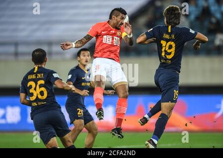 (200904) -- DALIAN, 4. September 2020 (Xinhua) -- Paulinho (2nd R) von Guangzhou Evergrande springt für den Ball während der 9. Runde Spiel zwischen Guangzhou Evergrande und Guangzhou R&F bei der verschobenen Saison 2020 Chinese Football Association Super League (CSL) Dalian Division in Dalian, nordöstlich Chinas Liaoning Provinz, 4. September 2020. (Xinhua/Pan Yulong) Stockfoto