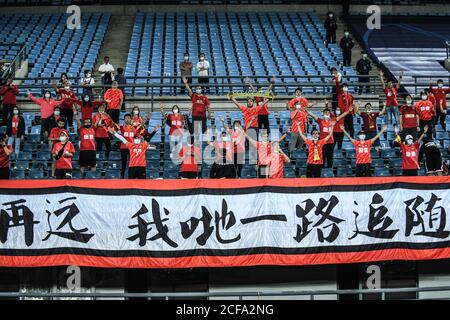 (200904) -- DALIAN, 4. September 2020 (Xinhua) -- Fans von Guangzhou Evergrande jubeln für das Team nach dem 9. Runde Spiel zwischen Guangzhou Evergrande und Guangzhou R&F bei der verschobenen Saison 2020 Chinese Football Association Super League (CSL) Dalian Division in Dalian, Nordost Chinas Liaoning Provinz, 4. September 2020. (Xinhua/Pan Yulong) Stockfoto