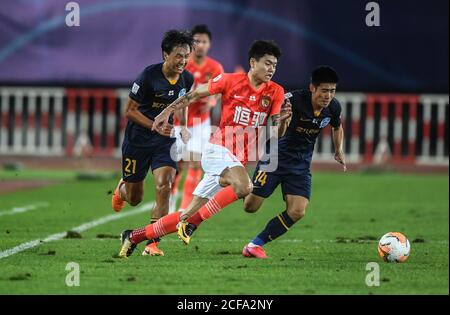 (200904) -- DALIAN, 4. September 2020 (Xinhua) -- Yang Liyu (C) von Guangzhou Evergrande bricht während der 9. Runde zwischen Guangzhou Evergrande und Guangzhou R&F bei der verschobenen Saison 2020 Chinese Football Association Super League (CSL) Dalian Division in Dalian, nordöstlich Chinas Liaoning Provinz, 4. September 2020 durch. (Xinhua/Pan Yulong) Stockfoto