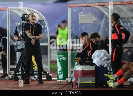 (200904) -- DALIAN, 4. September 2020 (Xinhua) -- Fabio Cannavaro (L), Cheftrainer von Guangzhou Evergrande, reagiert während der 9. Runde zwischen Guangzhou Evergrande und Guangzhou R&F auf die verschobene Saison 2020 Chinese Football Association Super League (CSL) Dalian Division in Dalian, nordöstlich Chinas Provinz Liaoning, 4. September 2020. (Xinhua/Pan Yulong) Stockfoto