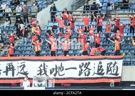 (200904) -- DALIAN, 4. September 2020 (Xinhua) -- Fans von Guangzhou Evergrande jubeln für das Team während der 9. Runde Spiel zwischen Guangzhou Evergrande und Guangzhou R&F bei der verschobenen Saison 2020 Chinese Football Association Super League (CSL) Dalian Division in Dalian, Nordost Chinas Liaoning Provinz, 4. September 2020. (Xinhua/Pan Yulong) Stockfoto