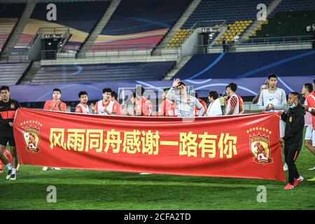 (200904) -- DALIAN, 4. September 2020 (Xinhua) -- Spieler von Guangzhou Evergrande begrüßen Fans nach dem 9. Runde Spiel zwischen Guangzhou Evergrande und Guangzhou R&F bei der verschobenen Saison 2020 Chinese Football Association Super League (CSL) Dalian Division in Dalian, nordöstlich Chinas Liaoning Provinz, 4. September 2020. (Xinhua/Pan Yulong) Stockfoto