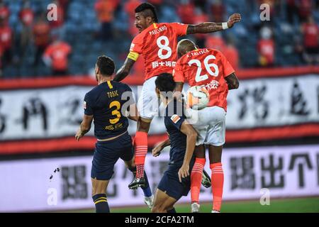 (200904) -- DALIAN, 4. September 2020 (Xinhua) -- Paulinho (Top) von Guangzhou Evergrande springt für den Ball während der 9. Runde Spiel zwischen Guangzhou Evergrande und Guangzhou R&F bei der verschobenen Saison 2020 Chinese Football Association Super League (CSL) Dalian Division in Dalian, nordöstlich Chinas Liaoning Provinz, 4. September 2020. (Xinhua/Pan Yulong) Stockfoto