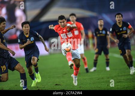 (200904) -- DALIAN, 4. September 2020 (Xinhua) -- AI Kesen (C) von Guangzhou Evergrande läuft mit dem Ball während der 9. Runde Spiel zwischen Guangzhou Evergrande und Guangzhou R&F bei der verschobenen Saison 2020 Chinese Football Association Super League (CSL) Dalian Division in Dalian, nordöstlich Chinas Liaoning Provinz, 4. September 2020. (Xinhua/Pan Yulong) Stockfoto