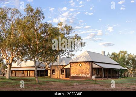 Alte Telegrafenstation, gebaut unter britischer Kolonialzeit. Telegraph Linie von Adelaide nach Darwin. Sonnenuntergangszeit. Stuart Highway, Alice Springs, Nord Stockfoto