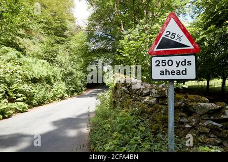 25% steile Straße Rückgang vor roten Bank Straße loughrigg See District National Park cumbria england großbritannien Stockfoto