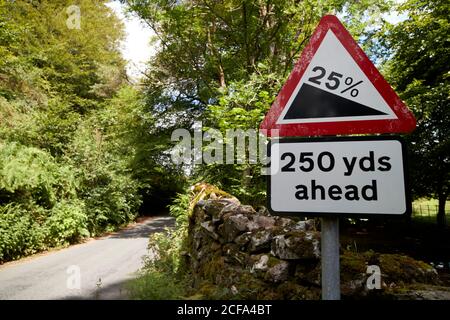 25% steile Straße Rückgang vor roten Bank Straße loughrigg See District National Park cumbria england großbritannien Stockfoto