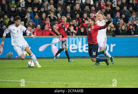 Der Norweger Omar Elabdellaoui (14) wird beim UEFA Euro 2016-Play-off-Spiel zwischen Norwegen und Ungarn in Ullevaal in Oslo von Balazs Dzsudzsak (7) angestickt (Gonzales Photo/Jan-Erik Eriksen). Stockfoto