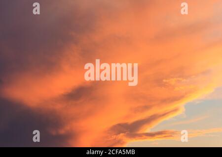 Wunderschöner orangefarbener Sonnenuntergang am Himmel. Natürlicher Hintergrund Stockfoto
