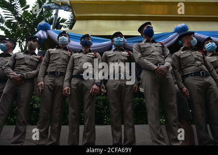 Bangkok, Thailand. September 2020. Polizeibeamter wacht vor dem Royal Thai Police Headquarters in Bangkok, während Demonstranten ihre Arbeit verrichten. "Taufe der thailändischen Polizei" am 4. September 2020. (Foto von Teera Noisakran/Pacific Press) Quelle: Pacific Press Media Production Corp./Alamy Live News Stockfoto