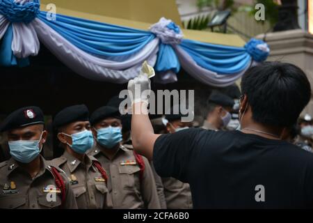 Bangkok, Thailand. September 2020. SWU.newgen-Gruppe symbolischer Protest namens "Thai Police Whitewash" vor dem Royal Thai Police Headquarters in Bangkok, um die Verlegenheit der thailändischen Polizeigemeinschaft zu reinigen. Und die Polizei bitten, ihre Pflichten gerecht zu erfüllen. (Foto von Teera Noisakran/Pacific Press) Quelle: Pacific Press Media Production Corp./Alamy Live News Stockfoto