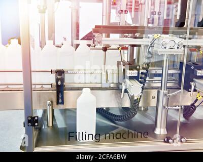 Plastikflaschen in Abfüllmaschine auf Stoff Stockfoto