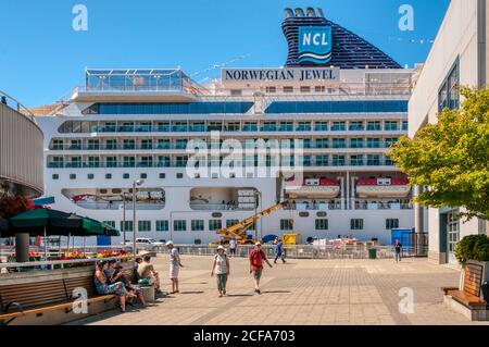 Das große norwegische Kreuzfahrtschiff Norwegian Jewel im Hafen von Seattle in den USA. Stockfoto