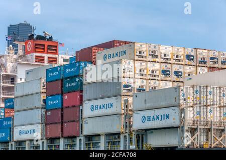 Container auf einem südkoreanischen Containerschiff im Hafen von Seattle, USA. Stockfoto