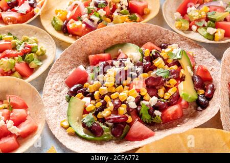 Mexikanisches Essen. Vegetarische Tacos mit Gemüse, Bohnen und Käse, eine Nahaufnahme Stockfoto