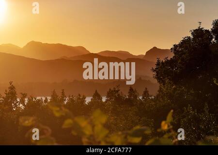 Sonnenuntergang über Lake Windermere von Gummers wie aus gesehen. Stockfoto