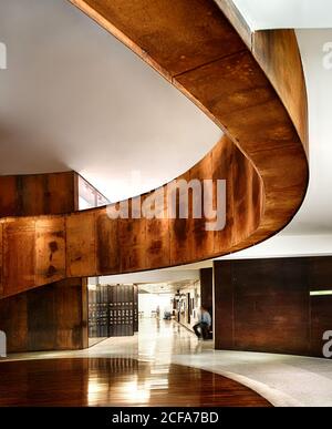 Geräumiger Flur im industriellen Loft-Stil mit grunge Details dagegen Lichtdurchgang mit schlichtem, modernem Design in weiß und braun Farben Stockfoto