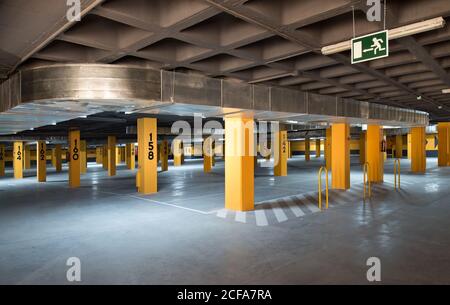 Moderner Parkplatz mit gelben Steinsäulen und Betonboden Unterirdisch gelegen Stockfoto