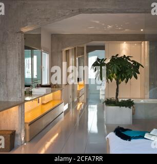 Interieur des modernen Badezimmer mit geometrischer Decke und komfortable Möbel Stockfoto