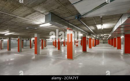 Moderner Parkplatz mit gelben Steinsäulen und Betonboden Unterirdisch gelegen Stockfoto