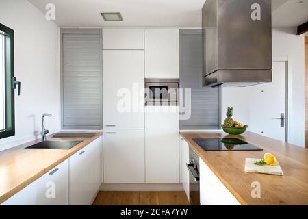 Einrichtung einer modernen Küche im skandinavischen Stil Stockfoto