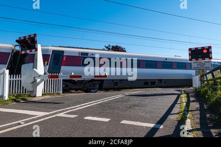 LNER Azuma Zug auf East Coast Hauptlinie Bahnlinie Bahnübergang mit Blinklicht, Markle, East Lothian, Schottland, UK Stockfoto