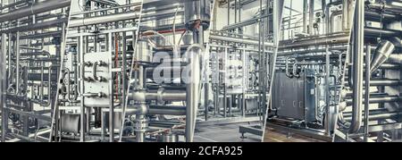 Öl- und Gasindustrie. Rohrleitungen und Sanitäranlagen im Werk der Lebensmittelindustrie. Banner Stockfoto