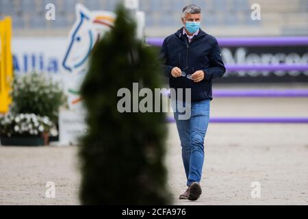 04. September 2020, Nordrhein-Westfalen, Aachen: Otto Becker, der Bundestrainer der deutschen Springreiter, begutachtet vor dem Springturnier mit Stechen beim Internationalen Springturnier Aachen den Parcours mit Mund-Nase-Schutz. Foto: Rolf Vennenbernd/dpa Stockfoto