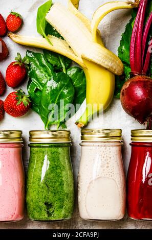 Bunte Smoothies und Säfte aus Gemüse, Obst und Beeren, Food Hintergrund, Draufsicht Stockfoto