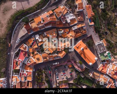 Luftaufnahme der kleinen Stadt Tejeda im Tal der felsigen Berge im Sonnenlicht, Gran Canaria Stockfoto