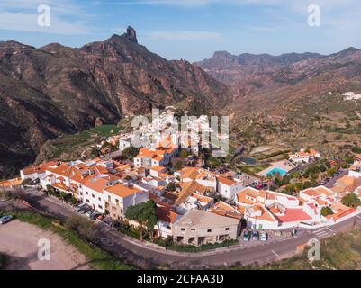 Luftaufnahme der kleinen Stadt Tejeda im Tal der felsigen Berge im Sonnenlicht, Gran Canaria Stockfoto