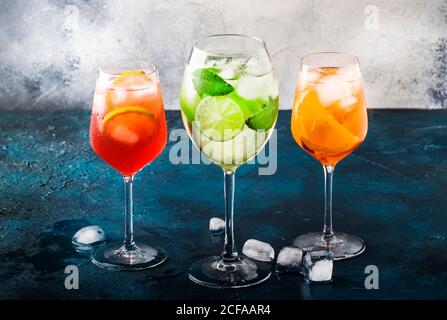 Set von italienischen alkoholischen Cocktails im Sommer, aperol Spritz, martini royale, Campari Tonic mit Bitter und Prosecco in Weingläsern. Nahaufnahme, se Stockfoto