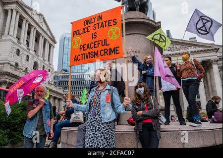 London, Großbritannien. September 2020. Die Auslöschung Rebellion "Walk of Shame" von der Bank of England. Die Botschaft dieses marsches zielt darauf ab, "Klimagerechtigkeit und soziale Gerechtigkeit werden durch das andauernde Handeln von Unternehmen und Institutionen auf der ganzen Welt kompromittiert". Sie wollten auch hervorheben, wie sehr die Stadt von der Sklaverei "profitiert" hatte. Die Lockerung des Coronavirus-Ausbruchs (Covid 19) in London dauert an. Kredit: Guy Bell/Alamy Live Nachrichten Stockfoto