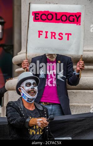 London, Großbritannien. September 2020. Die Auslöschung Rebellion "Walk of Shame" von der Bank of England. Die Botschaft dieses marsches zielt darauf ab, "Klimagerechtigkeit und soziale Gerechtigkeit werden durch das andauernde Handeln von Unternehmen und Institutionen auf der ganzen Welt kompromittiert". Sie wollten auch hervorheben, wie sehr die Stadt von der Sklaverei "profitiert" hatte. Die Lockerung des Coronavirus-Ausbruchs (Covid 19) in London dauert an. Kredit: Guy Bell/Alamy Live Nachrichten Stockfoto