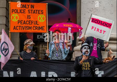 London, Großbritannien. September 2020. Die Auslöschung Rebellion "Walk of Shame" von der Bank of England. Die Botschaft dieses marsches zielt darauf ab, "Klimagerechtigkeit und soziale Gerechtigkeit werden durch das andauernde Handeln von Unternehmen und Institutionen auf der ganzen Welt kompromittiert". Sie wollten auch hervorheben, wie sehr die Stadt von der Sklaverei "profitiert" hatte. Die Lockerung des Coronavirus-Ausbruchs (Covid 19) in London dauert an. Kredit: Guy Bell/Alamy Live Nachrichten Stockfoto