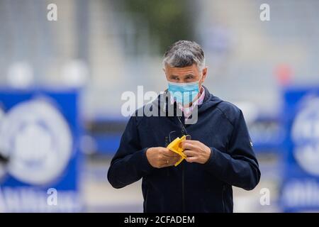 04. September 2020, Nordrhein-Westfalen, Aachen: Otto Becker, der Bundestrainer der deutschen Springreiter, begutachtet vor dem Springturnier mit Stechen beim Internationalen Springturnier Aachen den Parcours mit Mund-Nase-Schutz. Foto: Rolf Vennenbernd/dpa Stockfoto